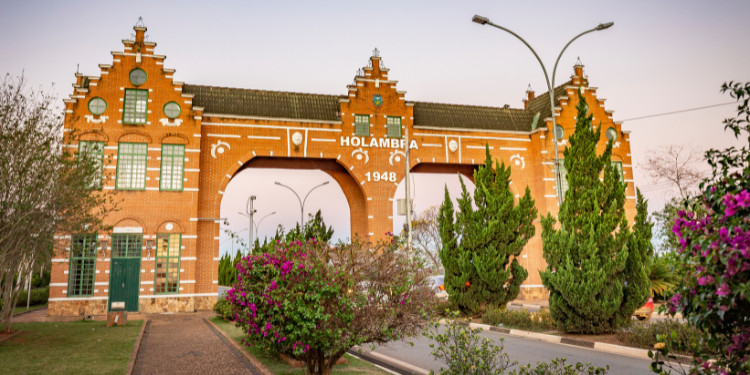 Portal de entrada de Holambra, com arquitetura em estilo holandês, tijolos aparentes, arco central e a inscrição 'HOLAMBRA 1948'.