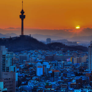 Torre 83 em Daegu, Coreia do Sul, com sua arquitetura moderna e design elegante, destacando-se contra um céu de por do sol, com a cidade aos seus pés.