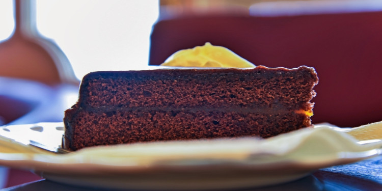 Bolo de chocolate austríaco com recheio de damasco e cobertura de chocolate.