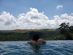 Piscina de Borda Infinita no Recanto das Cachoeiras em Brotas, com visão para as montanhas.