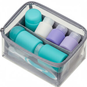 Nécessaire transparente com frascos coloridos de silicone em miniatura para produtos de higiene pessoal e uma escova de dentes.